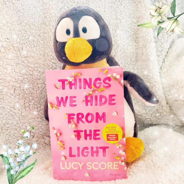 Lesepinguin | Things We Hide From The Light | Lucy Score | Rezension | spannender Liebesroman in USA